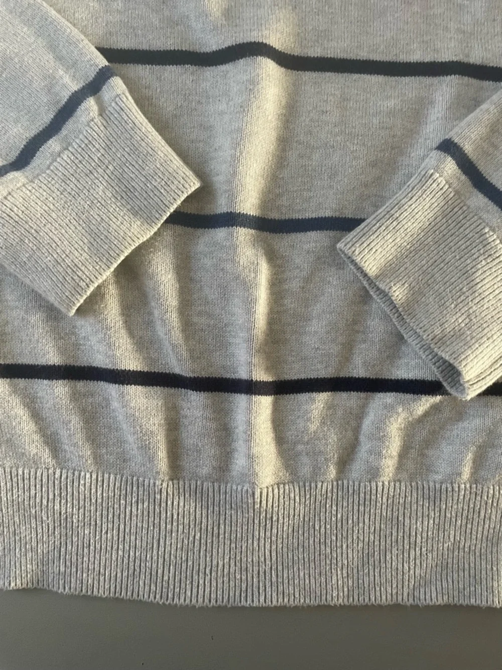 Tommy Hilfiger Men’s Light Gray Striped Crewneck Sweater Size Large - Picture 2 of 7